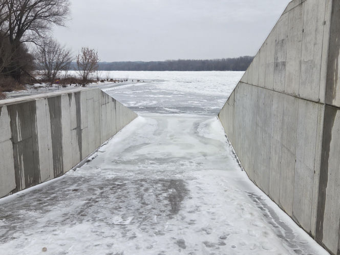 Wisła stanęła pod lodem. Zimowy spektakl w Starym Fordonie zachwyca, ale i ostrzega