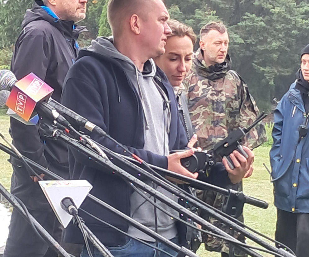 Ekipa filmowa serialu Ranczo na planie w Wilkowyjach. O kulisach pracy przy produkcji przeczytasz na Mediateka.