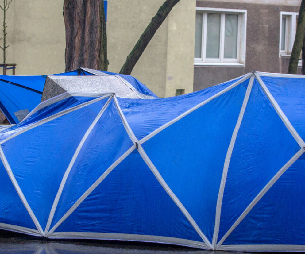 Wyskoczył z okna na I piętrze wprost pod samochód. Tragedia w Twardogórze 