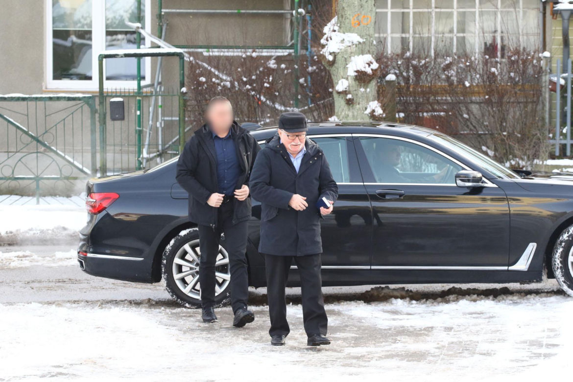 Lech Wałęsa ślizga się na chodniku w drodze do kościoła
