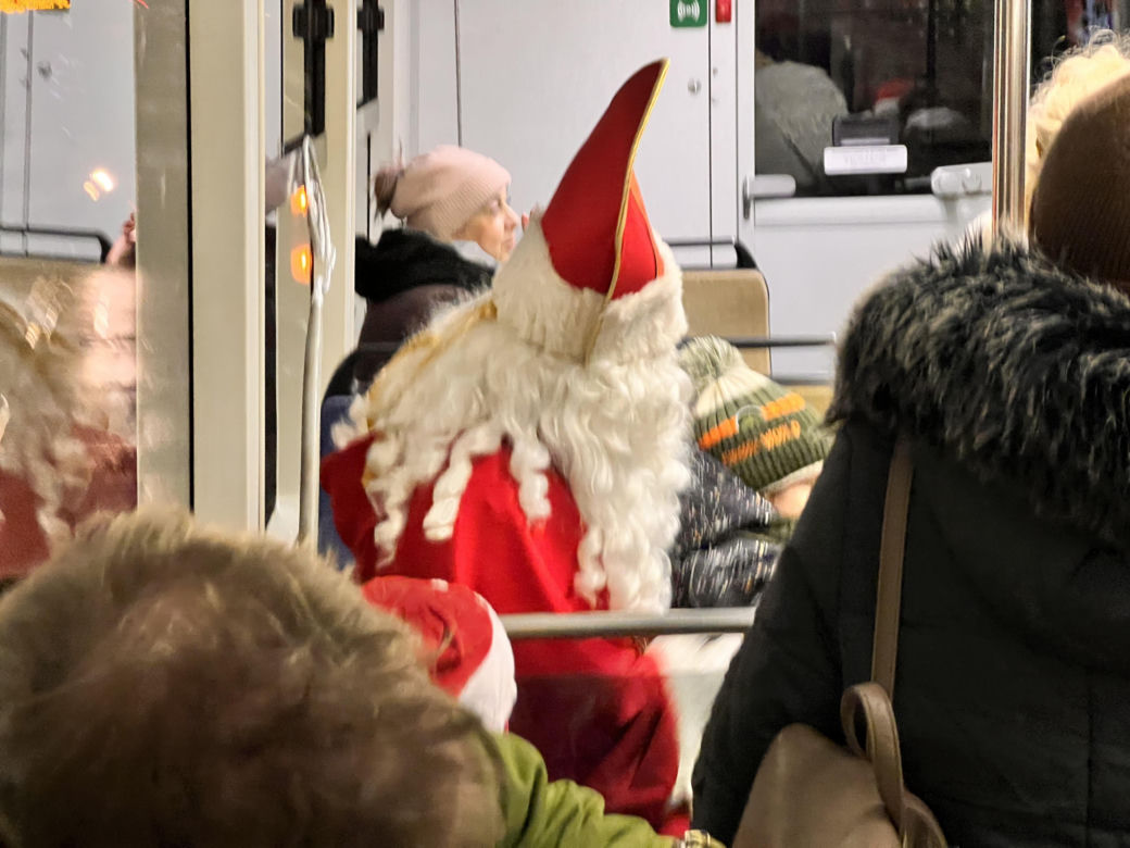 Święty Mikołaj jechał w krakowskim tramwaju 