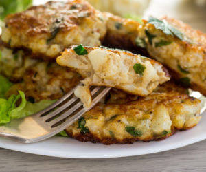 Chcesz zjeść lekką kolację, ale nie masz ochoty na sałatkę? Te placuszki z kalafiora zrobisz błyskawicznie