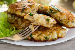 Chcesz zjeść lekką kolację, ale nie masz ochoty na sałatkę? Te placuszki z kalafiora zrobisz błyskawicznie
