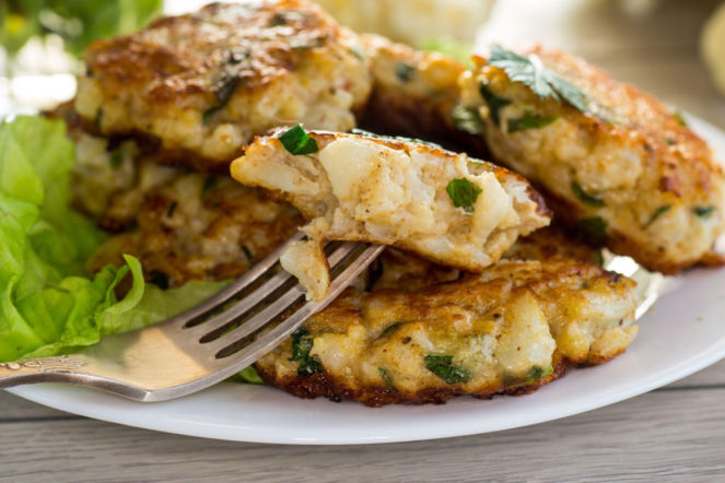 Chcesz zjeść lekką kolację, ale nie masz ochoty na sałatkę? Te placuszki z kalafiora zrobisz błyskawicznie