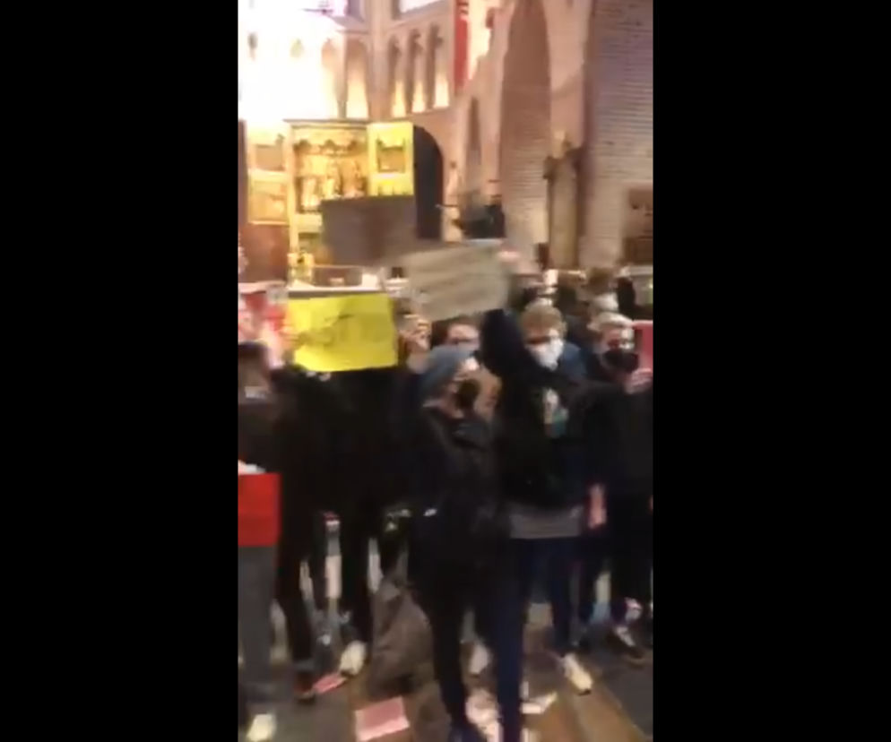 Protestujący zebrali się w poznańskiej katedrze