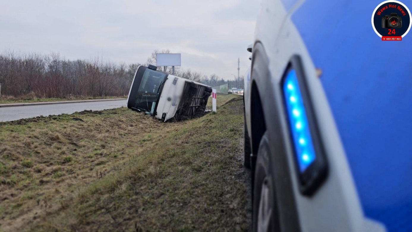 Jabłonna. Autokar w rowie, w środku ponad 20 osób