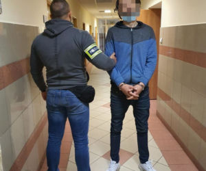 Mieszkali w Renault Lagunie i kradli na potęgę. Gruzini w rękach policji. Podczas zatrzymania nie mieli nawet butów