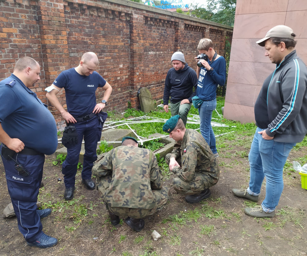 Znaleźli broń między macewami. Odkrycie na cmentarzu żydowskim w Warszawie