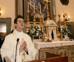 Ksiądz ukradł fortunę! Wydał na gejowskie orgie i narkotyki