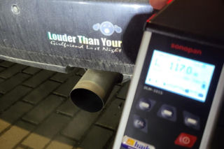 Głośniej niż dziewczyna, prawie jak samolot. 20-latek z Kościana ukarany za hałaśliwe auto