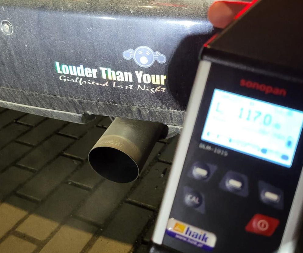 Głośniej niż dziewczyna, prawie jak samolot. 20-latek ukarany za hałaśliwe auto