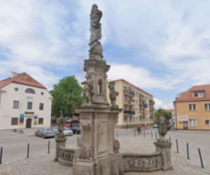 To nie muzeum ani hotel. W tym zamku w Polsce działa starostwo