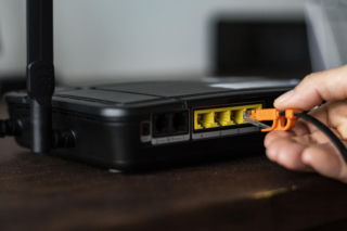 Jaki internet wybrać do domu i ile to kosztuje? Porównanie cen 2026. Sprawdź, czy nie przepłacasz