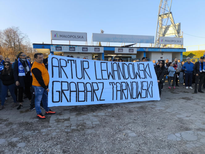 Smutny dzień dla tarnowskiego żużla. Kibice żegnają Unię Tarnów