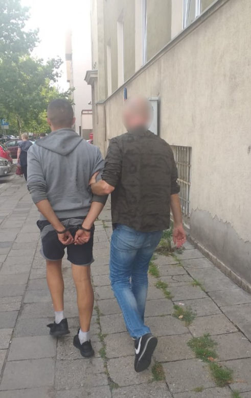 Wpadł gang złodziei samochodów. Właśnie demontowali elektryczne BMW