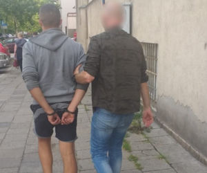 Wpadł gang złodziei samochodów. Właśnie demontowali elektryczne BMW