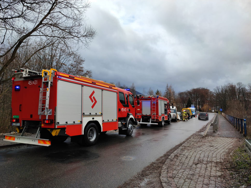 Przyczepa kempingowa staranowała prawidłowo jadącego kierowcę. Kuriozalny incydent pod Limanową