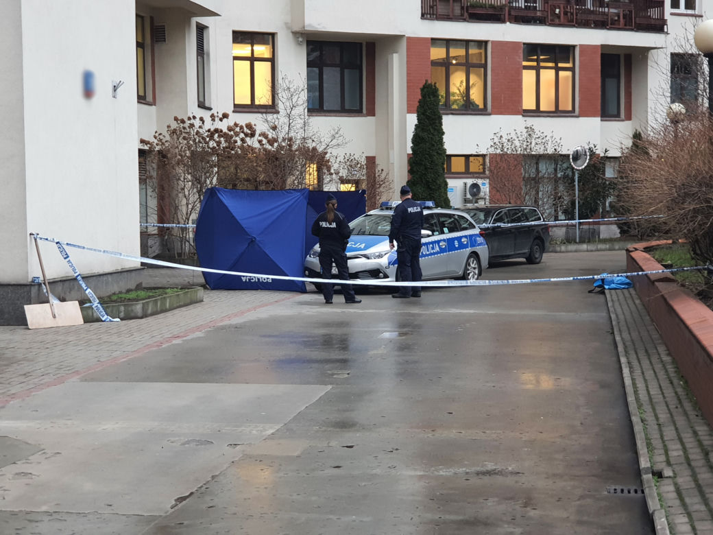 Kolejna makabra w Warszawie. Zwłoki mężczyzny na chodniku, co tam się stało?