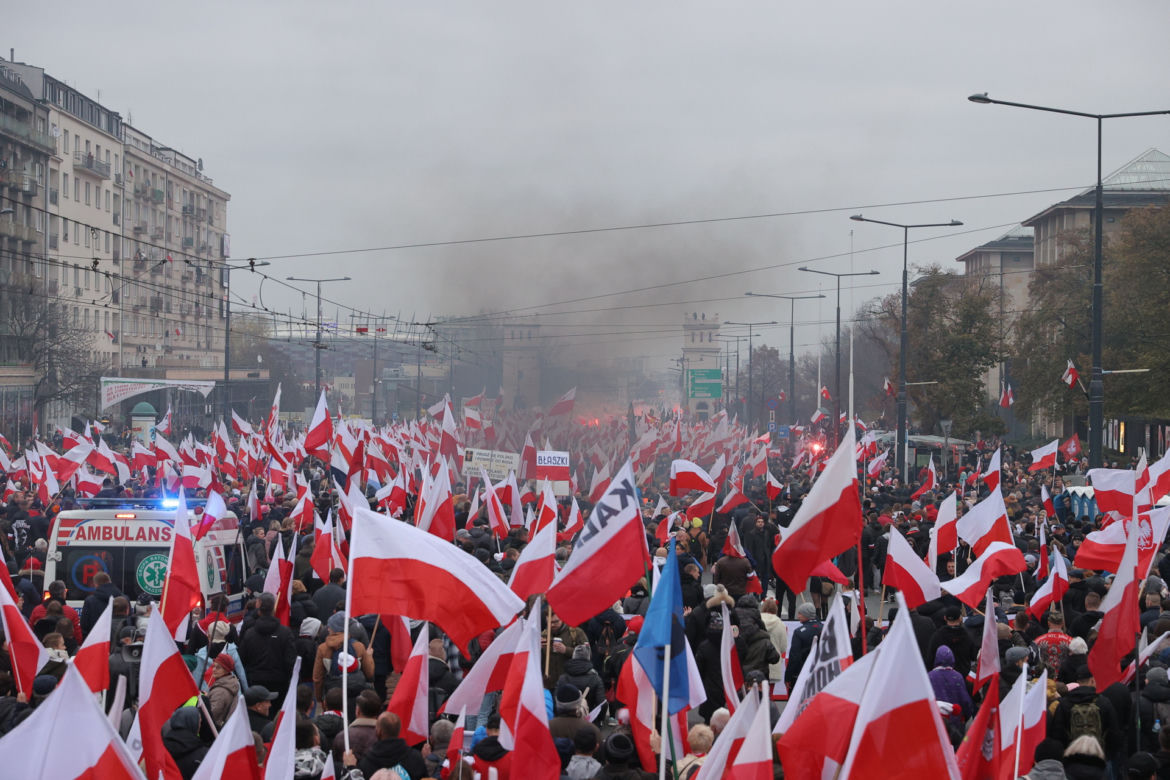 Morze flag na Marszu Niepodległości w Warszawie