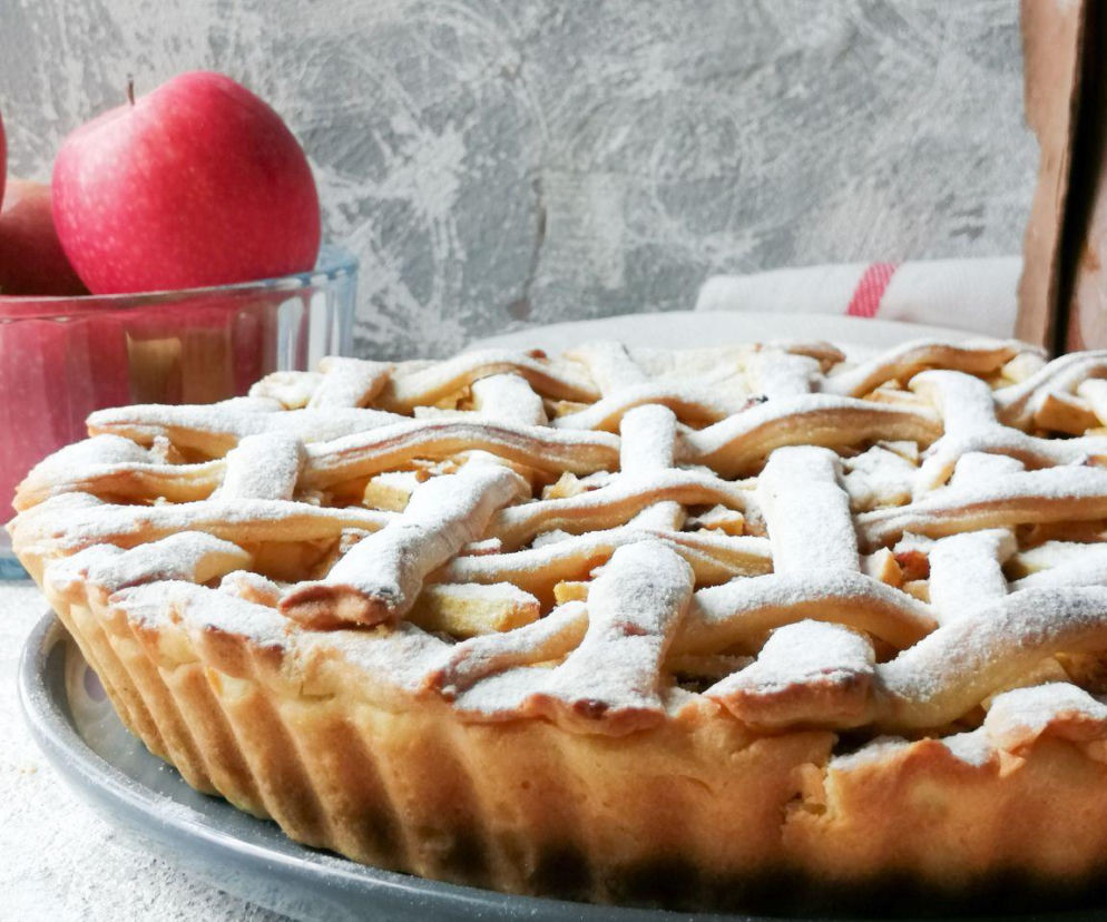 Ciasto z jabłkami i kremem. Sekretem jest cynamonowa polewa