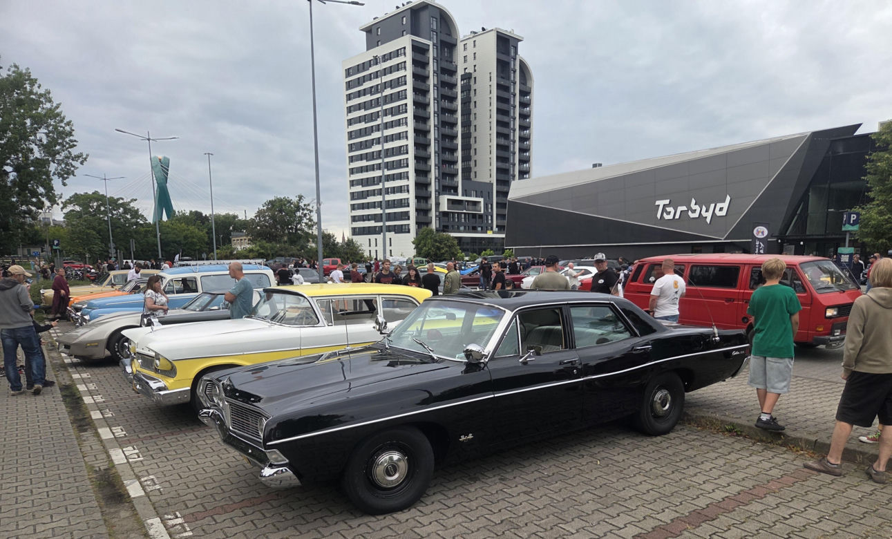 Motoryzacyjne legendy pod Torbydem. „Bydgoskie Klasyki Nocą” znów przyciągnęły tłumy