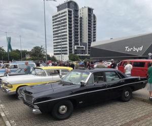 Motoryzacyjne legendy pod Torbydem. „Bydgoskie Klasyki Nocą” znów przyciągnęły tłumy