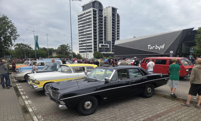 Motoryzacyjne legendy pod Torbydem. „Bydgoskie Klasyki Nocą” znów przyciągnęły tłumy