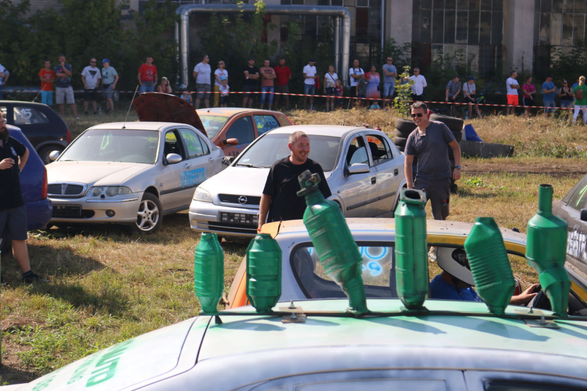 Charytatywny Wrak Race. Andrzej z Plutycz i Adam Kraśko zbierali pieniądze dla chorej Dominiki