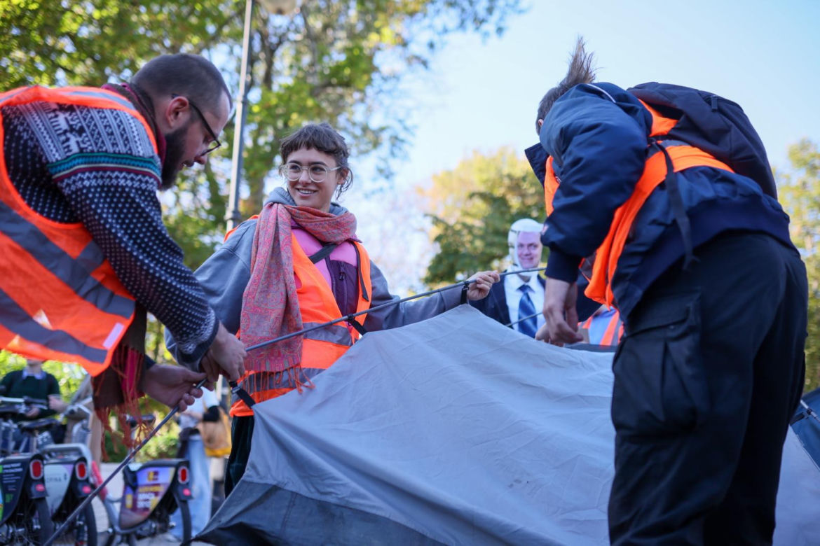 Ostatnie Pokolenie rozbiło namioty przed Sejmem. Domagają się prac nad ustawą o transporcie publicznym