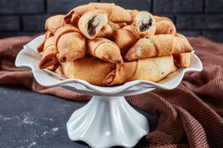 Te małe rogaliki to hit. W środku skrywają obłędne czekoladowe nadzienie z tymi orzechami 