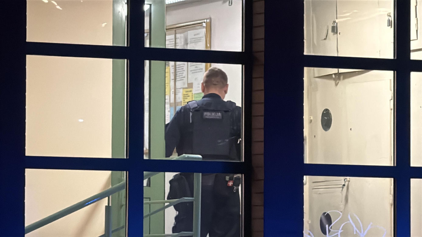 Przebrani za policję wtargnęli do mieszkania. Nieoficjalnie: Bandyci zabrali milion złotych w gotówce
