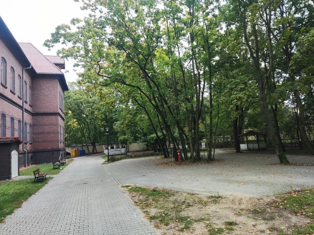 Mina przeciwpancerna przy Centrum Neuropsychiatrycznym w Kościanie. Teren zabezpiecza policja