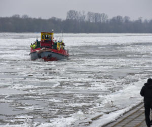 Lodołamacze na Wiśle w Toruniu. Kruszyły lód i pomogły uratować pomost