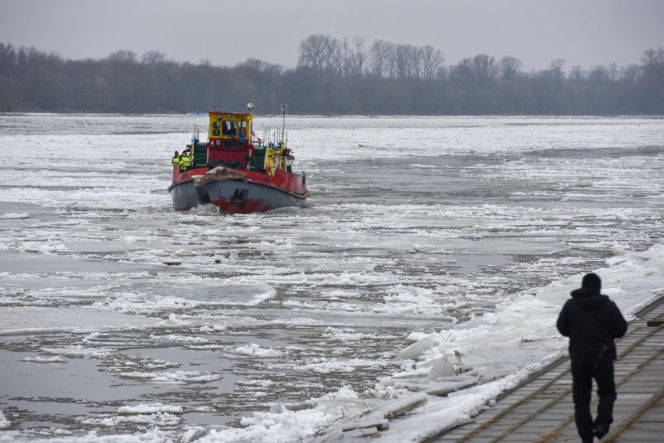 Lodołamacze na Wiśle w Toruniu. Kruszyły lód i pomogły uratować pomost