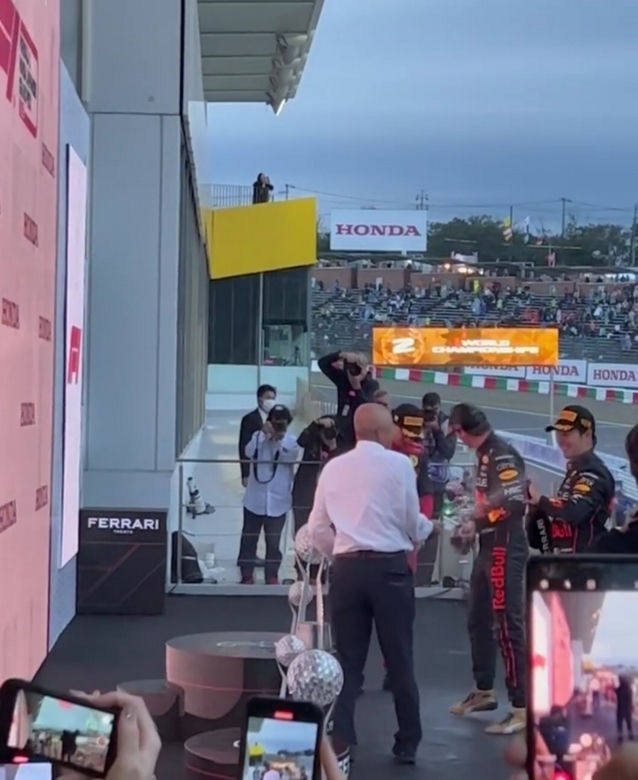 Bartosz Kurek z żoną na wyścigu F1 w Japonii