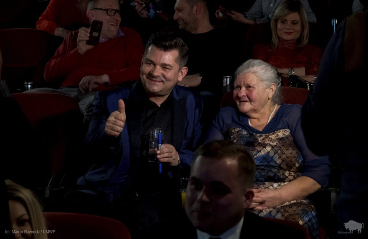 Żona Martyniuka w mini i seksownych kozakach promuje film "Zenek"