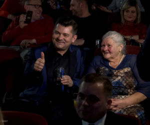 Żona Martyniuka w mini i seksownych kozakach promuje film Zenek