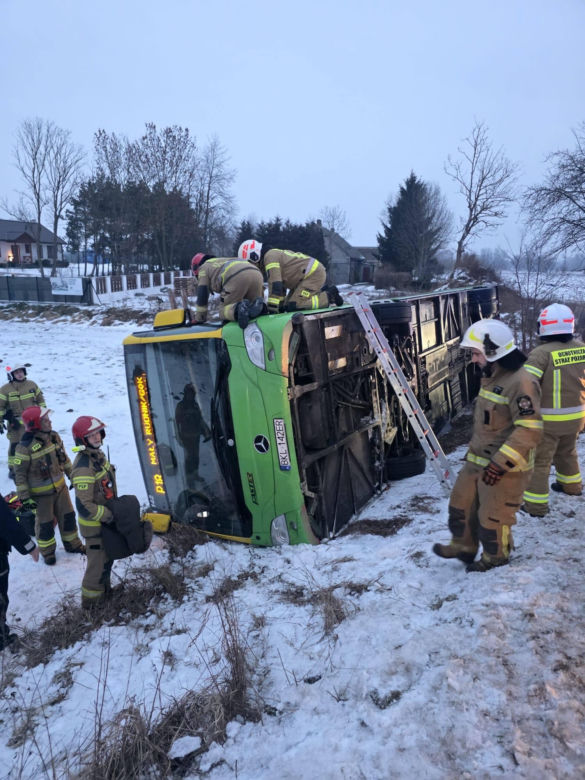 Gołoledź paraliżuje drogi w Bydgoszczy i regionie! Autobus wypadł z drogi [ZDJĘCIA]