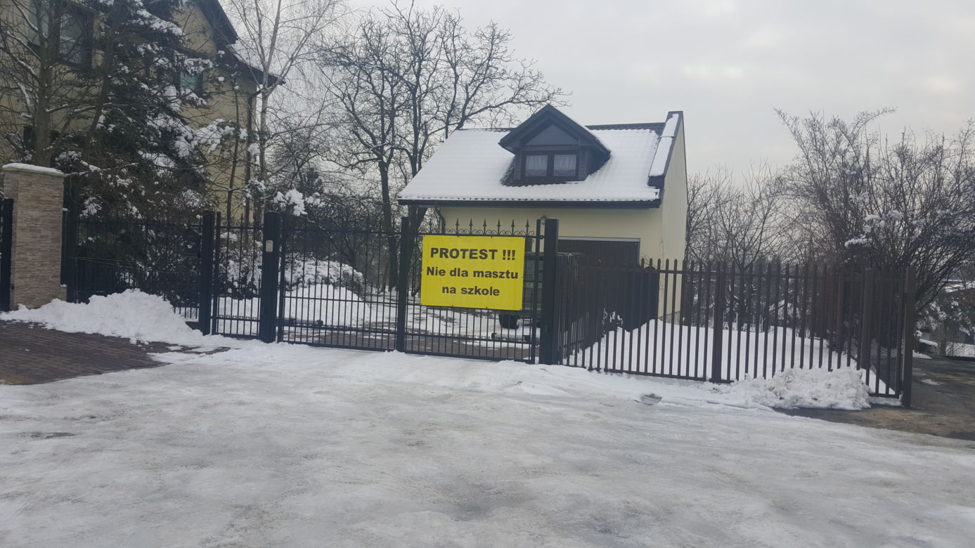Mieszkańcy Dąbrowy Górniczej nie chcą masztu nadawczego na budynku szkoły