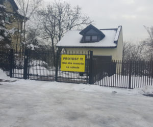 Mieszkańcy Dąbrowy Górniczej nie chcą masztu nadawczego na budynku szkoły