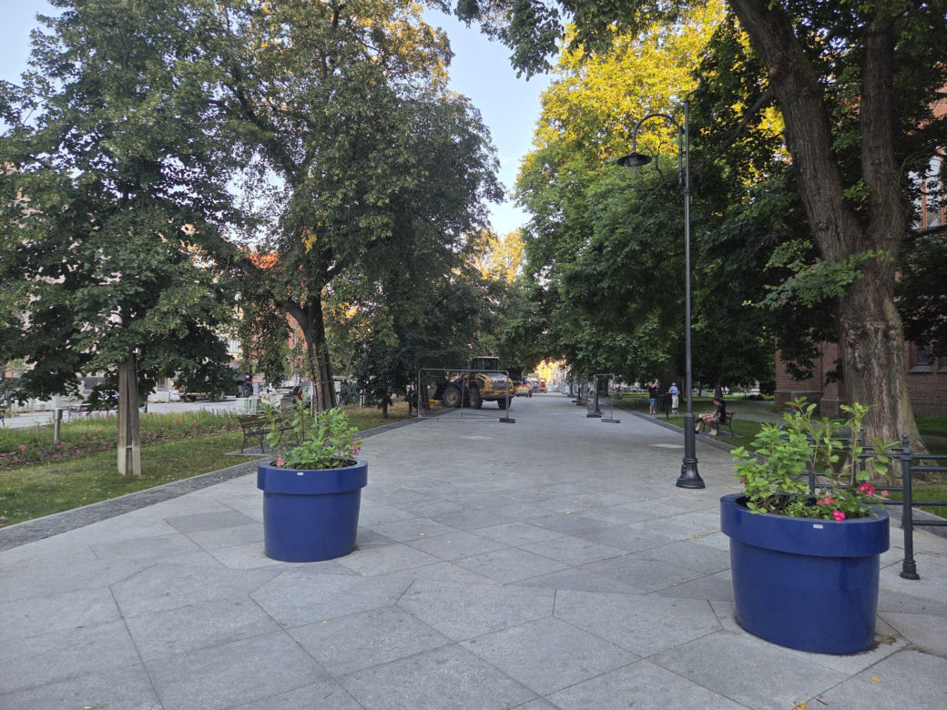 Plac Wolności w Bydgoszczy już bez pomnika, ale z nową rzeźbą. Sprawdzamy, kiedy koniec prac