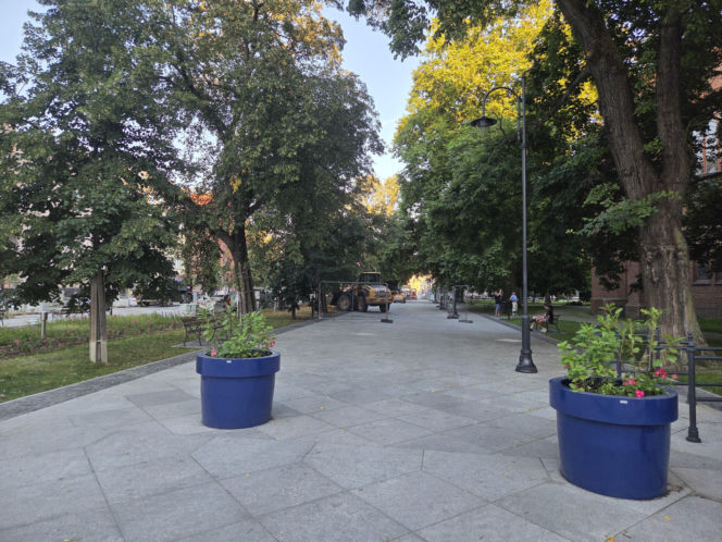 Plac Wolności w Bydgoszczy już bez pomnika, ale z nową rzeźbą. Sprawdzamy, kiedy koniec prac