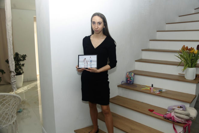 Karol pojechał zarobić na dom dla córek. Sam w nim nie zamieszka. Leży sparaliżowany po bestialskim ataku w Belgii