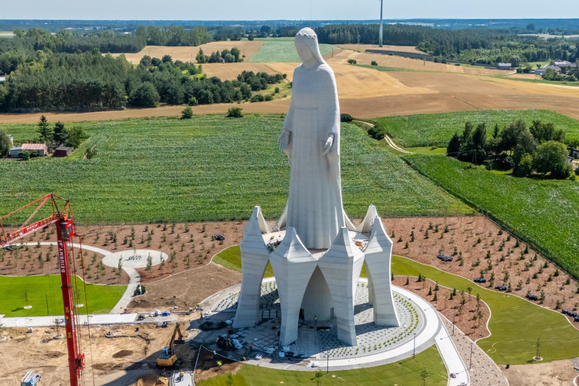 Budowa pomnika Matki Boskiej w Konotopiu