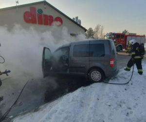Bohaterska reakcja w czasie pożaru auta pod sklepem! Klient nie wahał się ani chwili