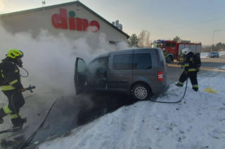 Bohaterska reakcja w czasie pożaru auta pod sklepem! Klient nie wahał się ani chwili