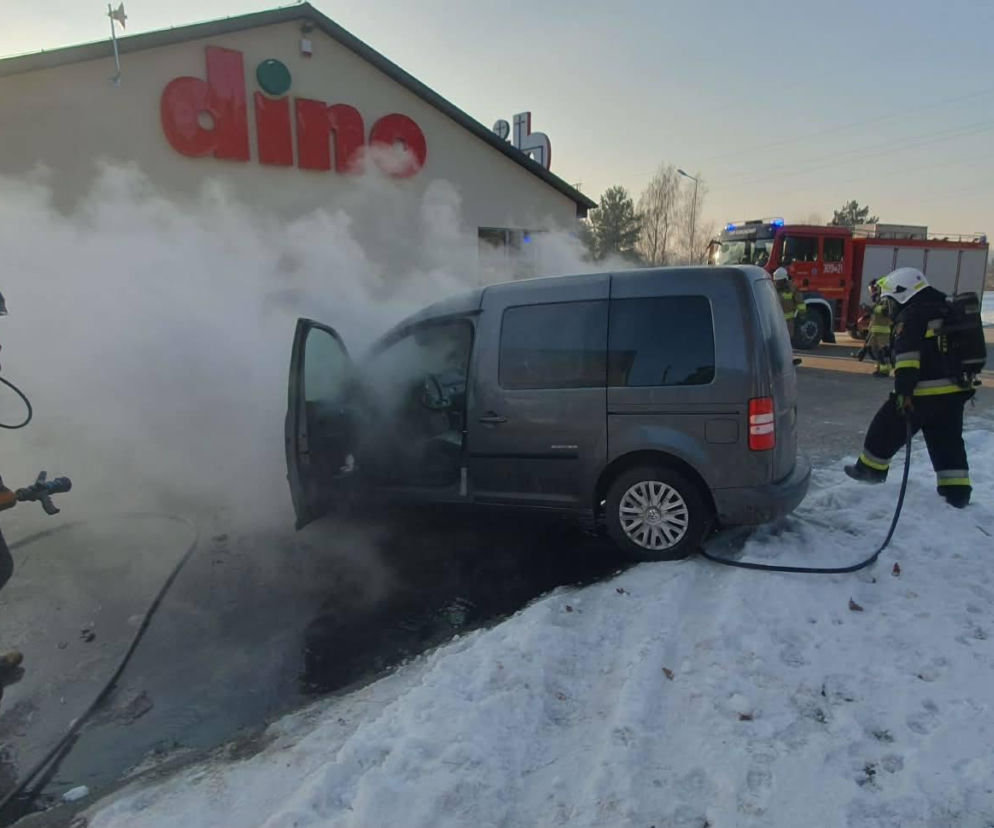 Bohaterska reakcja w czasie pożaru auta pod sklepem! Klient nie wahał się ani chwili