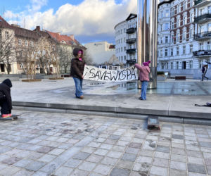 Deskorolki z hasłami Save Wyspa, transparent i kilkudziesięciu skaterów na Placu Kolegiackim. Petycja trafiła do urzędników