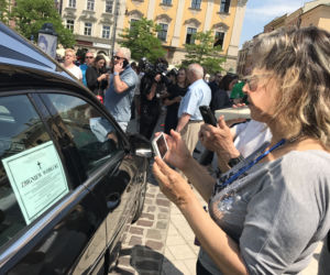 Pogrzeb Zbigniewa Wodeckiego - zdjęcia sprzed kościoła