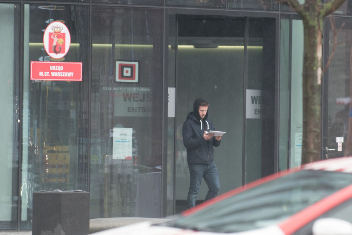 Antek Królikowski z mamą załatwia formalności pogrzebowe